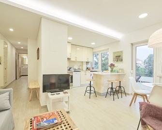 Light Apartment With Amazing Balcony, by TimeCooler - Lissabon - Wohnzimmer