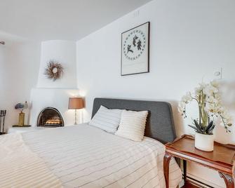 Cozy Santa Fe Studio with Courtyard and Fireplace - Santa Fe - Bedroom