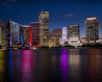 Clarion Inn and Suites Miami International Airport - Miami Springs - Servicio de la propiedad