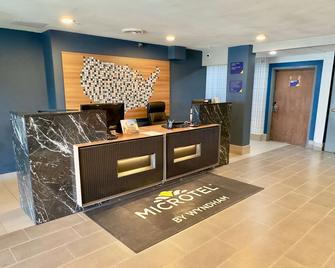 Microtel Inn & Suites by Wyndham Denver Airport - Denver - Front desk