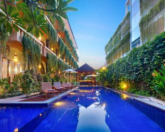 Bali Chaya Hotel Legian - Kuta - Piscina
