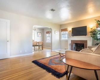 Chic Boho Bungalow in Land Park! - Sacramento - Sala de estar