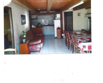 House in a village close to all shops and ski resorts. - 라 투르-도베르뉴 - 주방