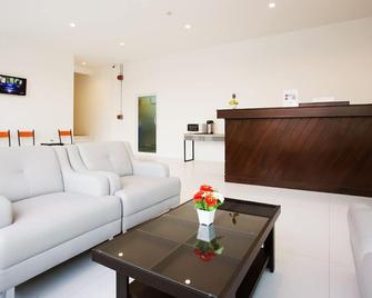B2 Korat Boutique & Budget Hotel - Nakhon Ratchasima - Wohnzimmer