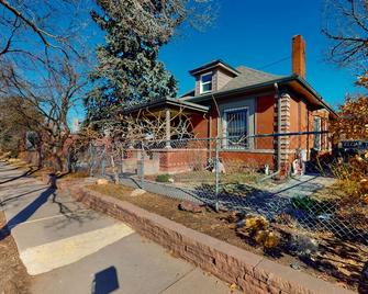 Elati Guesthouse - Denver - Building