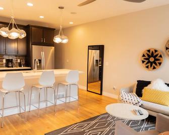 Modern Jefferson Park Duplex! Minutes to Downtown, Aquarium, Lohi and Highlands - Denver