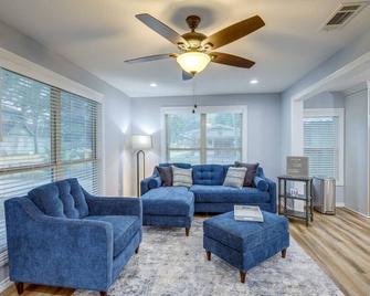 Sunny Hearne Home Near Universities! - Hearne - Sala de estar