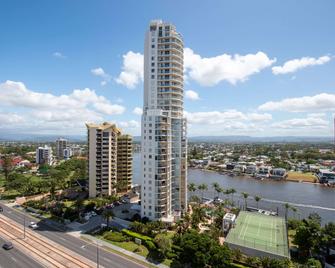 Mantra Wings - Surfers Paradise - Building