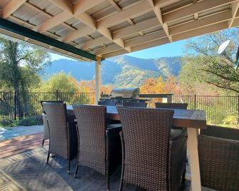 Private house close to Sequoia National Park with pool and private river access - Three Rivers - Balkón