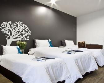 Blu Monkey Bed & Breakfast Phuket (Sha Plus+) - Phuket - Yatak Odası