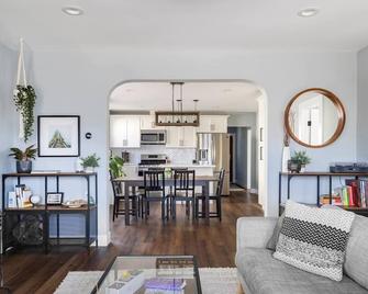 Newly Renovated 2 Br | 1 Ba Havenscourt Home - Oakland - Wohnzimmer