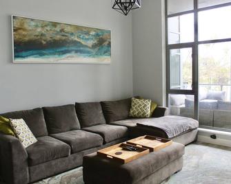 Large Downtown Condo W/ Patio & Parking - San Diego - Living room