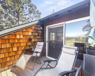 Sisters Chalet-Beautiful 1bdrm/1/bath moments from Hoodoo Ski Resort - Sisters - Balkón
