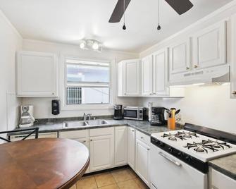 Walk to Retro Row Long Beach Condo - Long Beach - Cocina