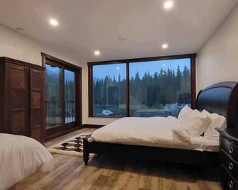 Escape To A Luminous, Off-grid Lodge Surrounded By Nature Near Blue River BC - Blue River - Schlafzimmer