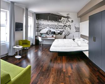V8 Hotel Classic Motorworld Region Stuttgart - Böblingen - Schlafzimmer