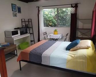 Tranquil beachside studio centrally located to local amenities, transport, shops - Battery Hill - Quarto