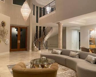 Lake Front House Three months rent or more\n - Las Vegas - Lobi
