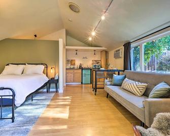 Land Park Studio, 1 Mi to Downtown Sacramento - Sacramento - Sala de estar
