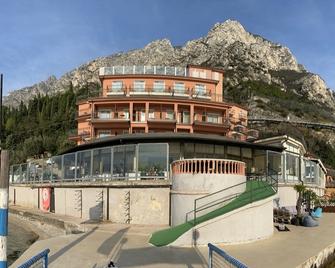 Hotel Capo Reamol - Limone sul Garda - Gebouw
