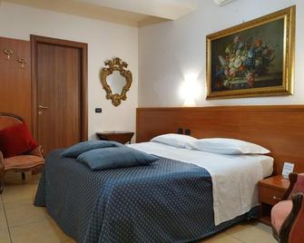 Hotel San Giorgio - Bergamo - Schlafzimmer