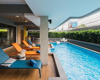 Alt Hotel Nana By Uhg - Bangkok - Pool